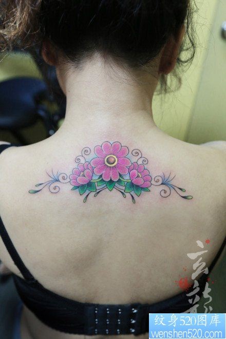 女人后背漂亮唯美的小花卉纹身图片