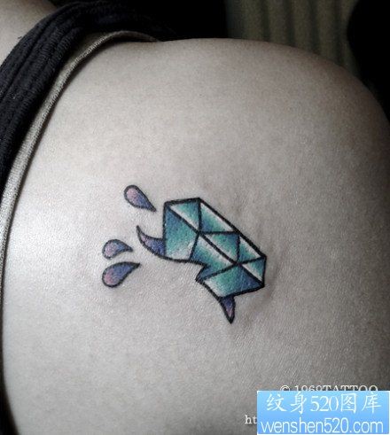 女人肩背小巧时尚的一幅小钻石纹身图片