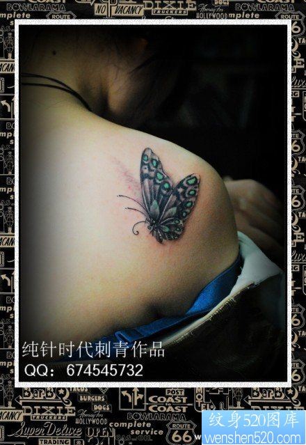 女人肩膀处小巧唯美的一幅小蝴蝶纹身图片