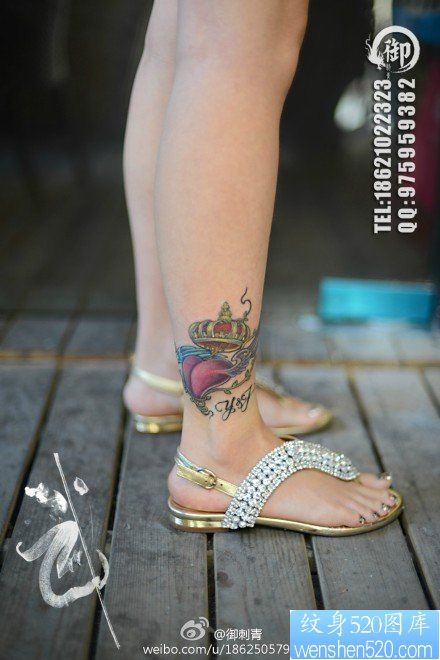 女人脚踝处小巧潮流的爱心皇冠纹身图片