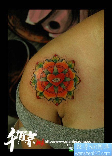 女人肩膀处小巧唯美的花卉纹身图片