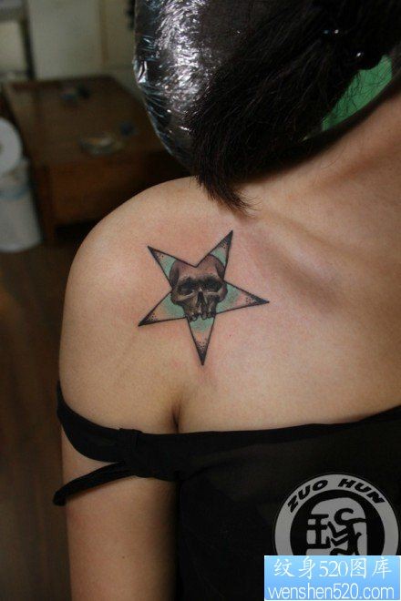 女人肩膀处潮流经典的五角星骷髅纹身图片