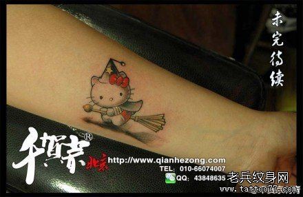 女人手臂可爱的小猫咪纹身图片
