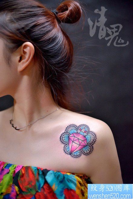 女人肩膀处小巧漂亮的彩色钻石纹身图片