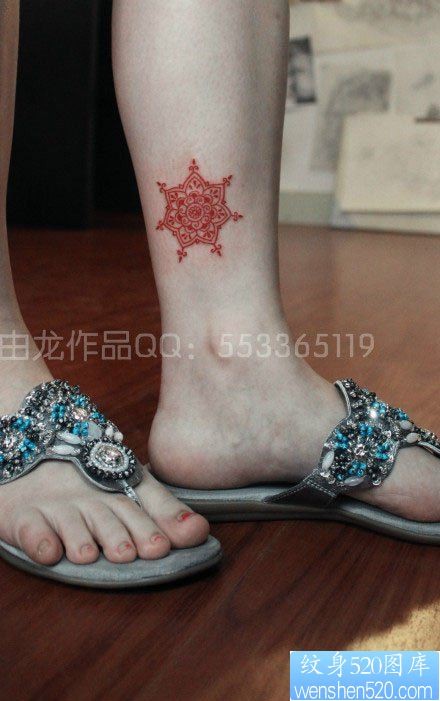 女人腿部小巧潮流的图腾花卉纹身图片