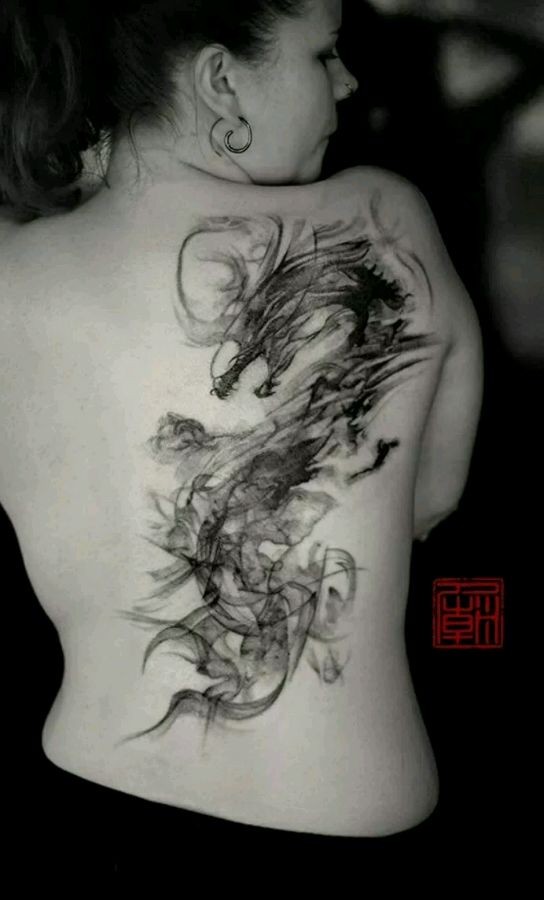 女性肩背部抽象的龙纹身