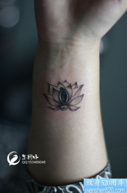 女人手腕小巧潮流的黑白莲花纹身图片