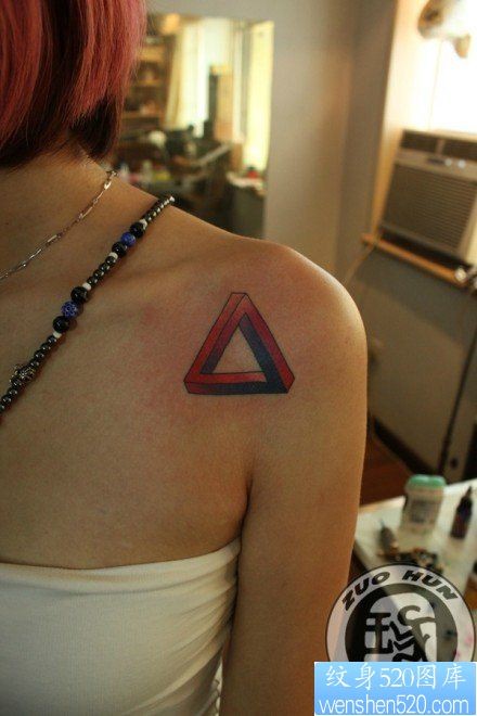 女人肩膀处小巧立体的三角纹身图片