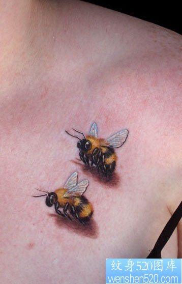 女人胸前可爱的小蜜蜂纹身图片