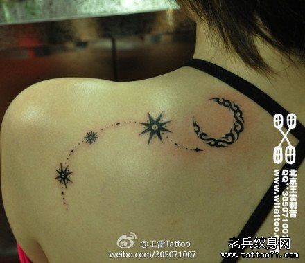 女人肩背小巧潮流的图腾月亮星星纹身图片