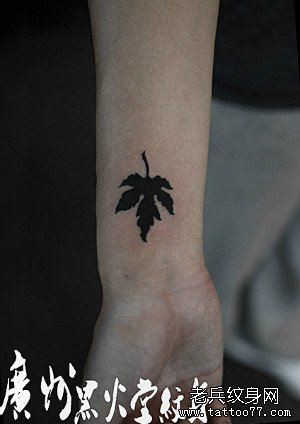 手臂潮流时尚的的一幅图腾树叶纹身图片