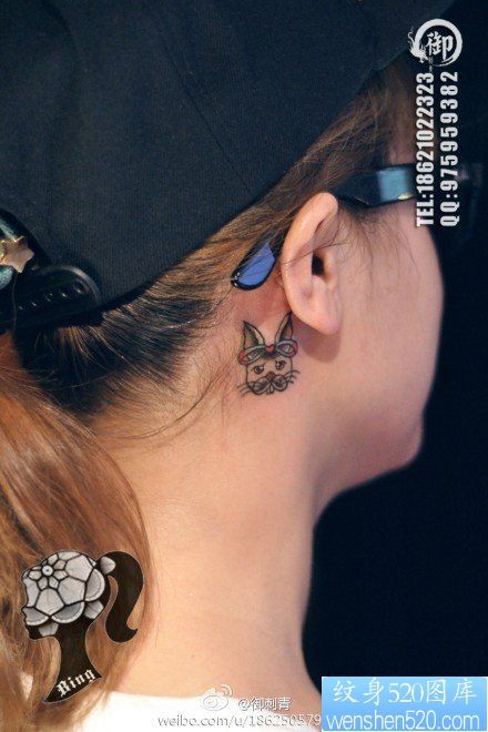 女人耳部小巧的小兔子纹身图片