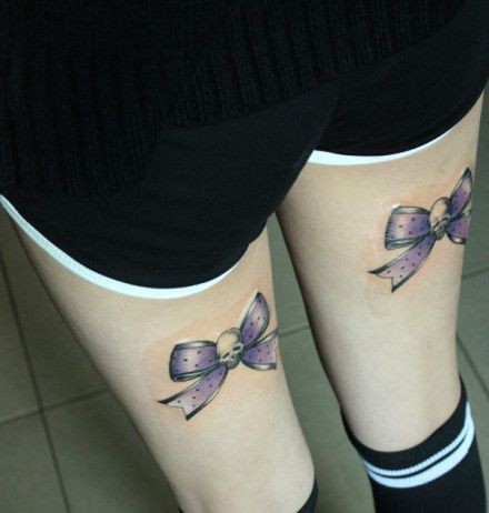 女人腿部小巧潮流的蝴蝶结纹身图片