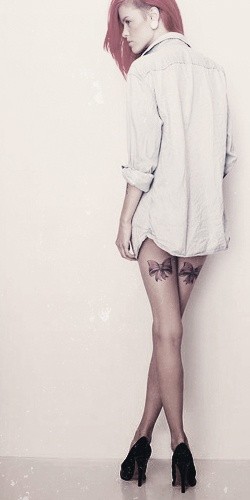 女人腿部小巧潮流的蝴蝶结纹身图片