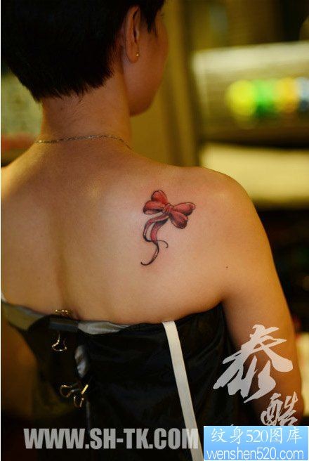 女人肩膀处小巧时尚的蝴蝶结纹身图片