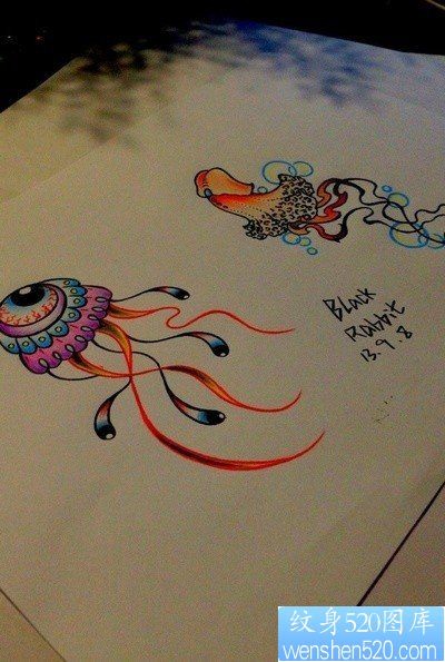 一幅小巧潮流的彩色水母纹身手稿