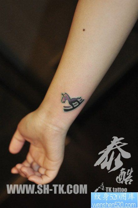 女人手腕小巧的小木马纹身图片