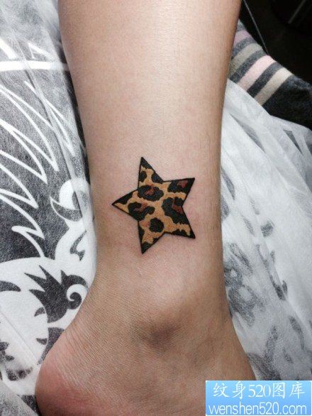 女人腿部小巧的豹纹五角星纹身图片