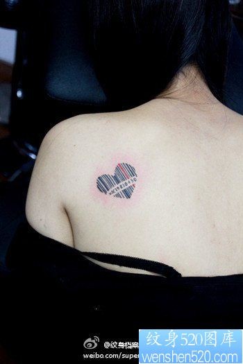 美女肩背时尚的爱心版的条形码纹身图片