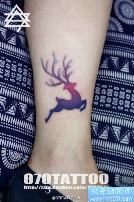 女人腿部小巧时尚的小鹿纹身图片