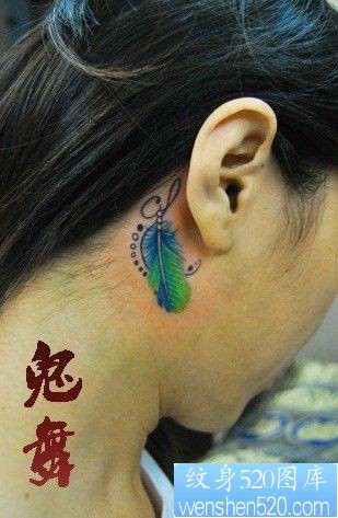 女人后背精美的彩色小羽毛纹身图片