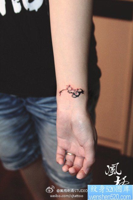 女人手腕唯美小巧的梅花纹身图片