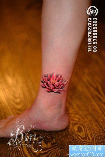 女人腿部小巧精美的彩色莲花纹身图片