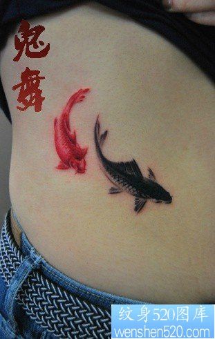 美女腰部小巧时尚的水墨写意小鲤鱼纹身图片
