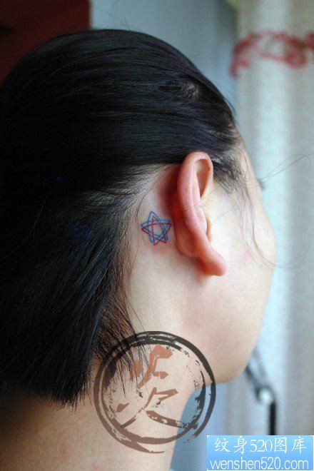 女人耳部一幅小巧时尚的重影五角星纹身图片