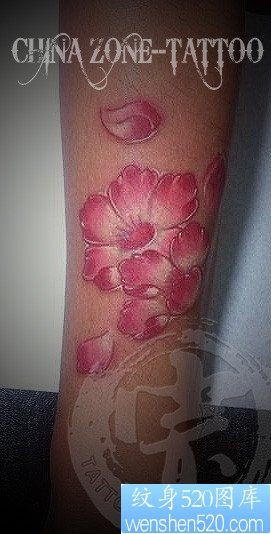 女人手臂漂亮小巧的桃花纹身图片