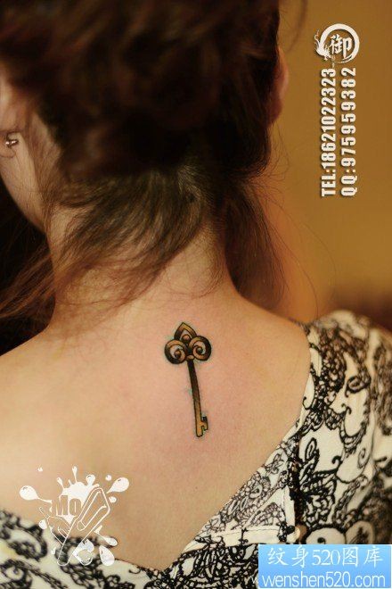 女人颈部小巧潮流的钥匙纹身图片