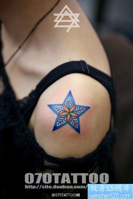 女人手臂肩膀处小巧精美的五角星纹身图片