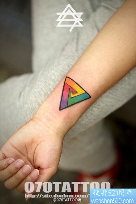 女人手臂小巧精美的彩色三角纹身图片