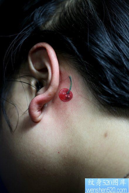 女人耳部小巧潮流的小樱桃纹身图片