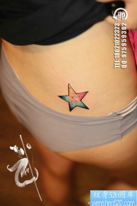 美女腰部小巧精美的彩色星空五角星纹身图片