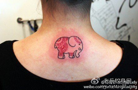 女人后脖子经典小巧的小象纹身图片