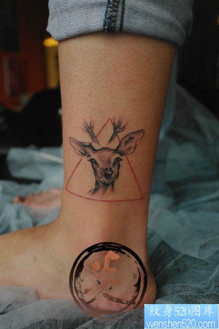 腿部小巧潮流的一幅小鹿纹身图片