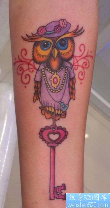 手臂可爱小巧的猫头鹰与钥匙纹身图片