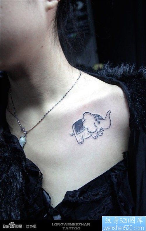 女人胸前小巧可爱的小象纹身图片