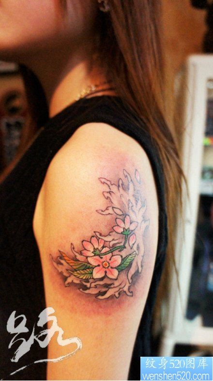 女人手臂时尚的小花卉纹身图片
