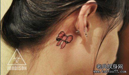 女人耳部小巧潮流的蝴蝶结纹身图片