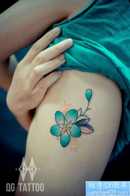 女人侧胸好看精美的花卉纹身图片