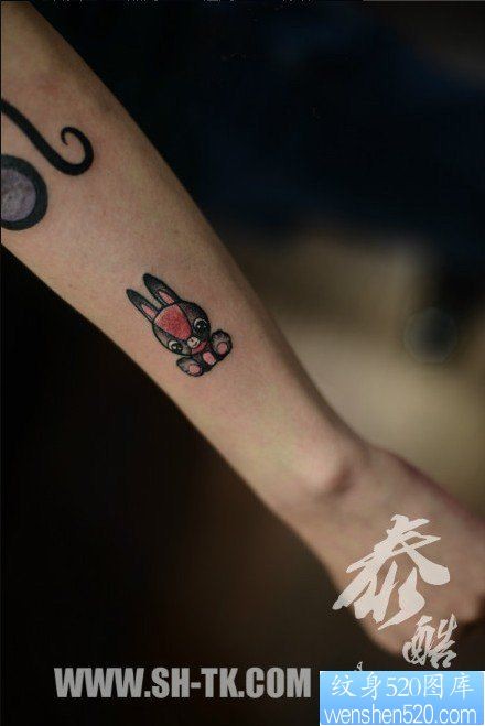 女人手臂可爱的小兔子纹身图片