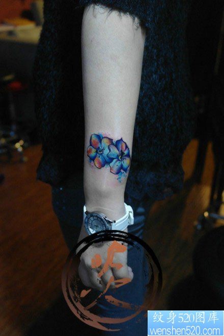 女人手腕小巧精美的彩色花卉纹身图片