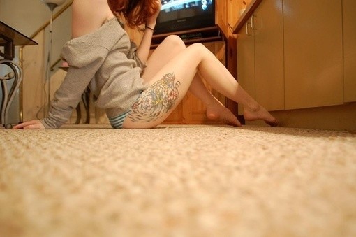 女性腿部时尚的图腾刺青