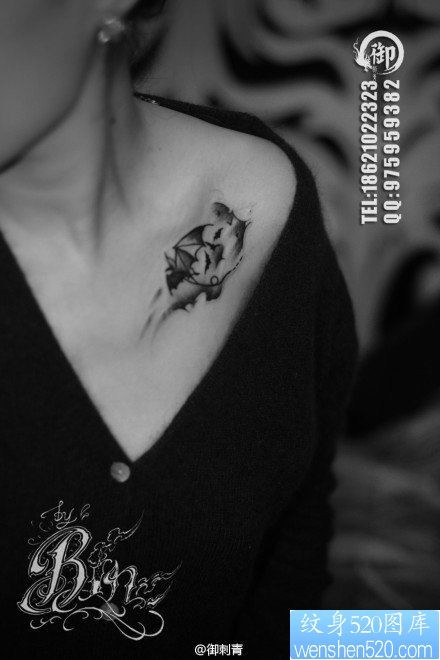 女人锁骨处潮流经典的蝙蝠纹身图片