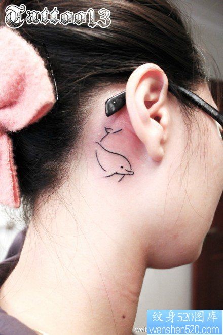 女人耳部小巧时尚的图腾小海豚纹身图片