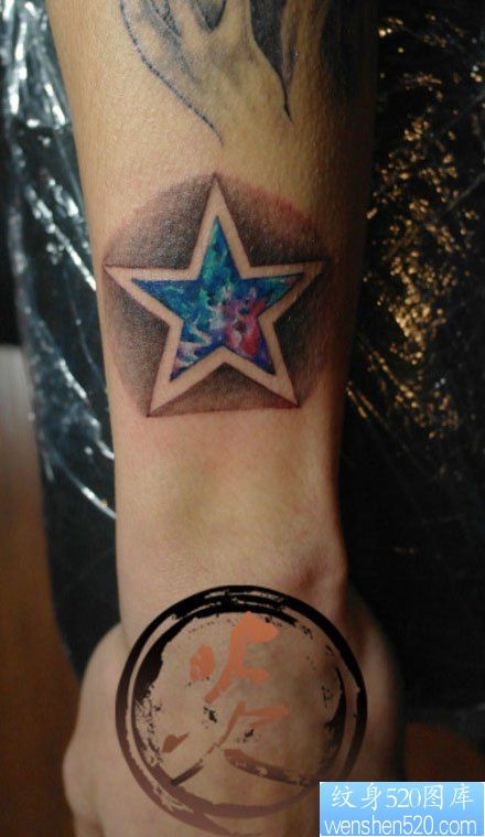 手臂潮流经典的星空五角星纹身图片