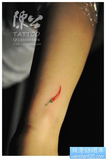 女人手腕小巧潮流的小辣椒纹身图片