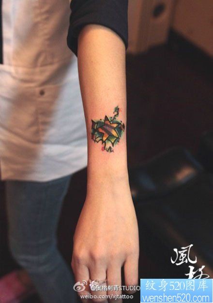 女人手臂小巧精美的五角星纹身图片